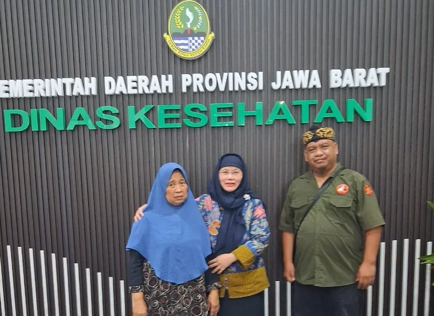 Istri Alm Sisharyanto,Ibu Syariah didampingi Kadinkes Jabar dr.Raden Vini Adiani Dewi dan Ketua LSM Trinusa Jabar,Ait M Sumarna.Ist