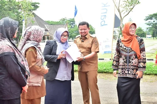 Bupati Dony Ahmad Munir memberikan apresiasi kepada para penerima penghargaan serta seluruh pegiat literasi di Kabupaten Sumedang.Ist