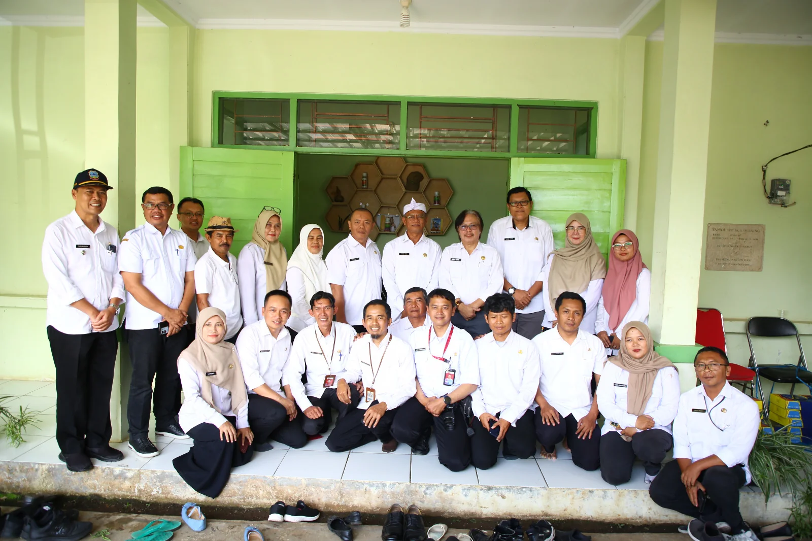 Dinas Pertanian menyerahkan secara simbolis bantuan premi Asuransi Mikro.Ist