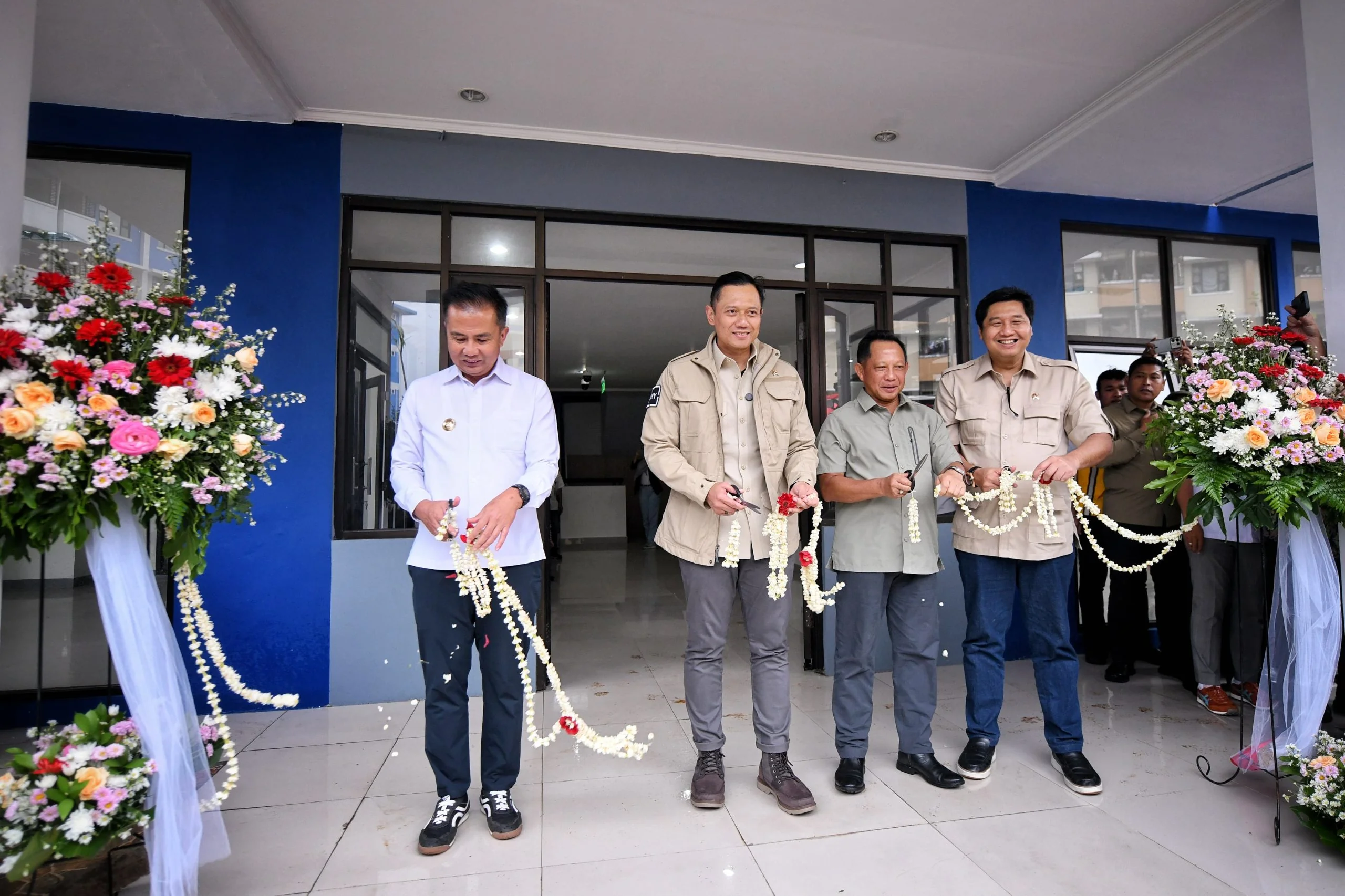 Penjabat Gubernur Jawa Barat Bey Machmudin bersama tiga menteri meluncurkan program Penanganan PPKS Perkotaan di Apartemen Transit Rancaekek, Kabupaten Bandung, Rabu (18/12/2024).