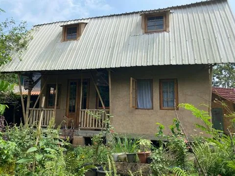 Warga Cimahi Bangun Rumah Pakai Tanah dan Bambu