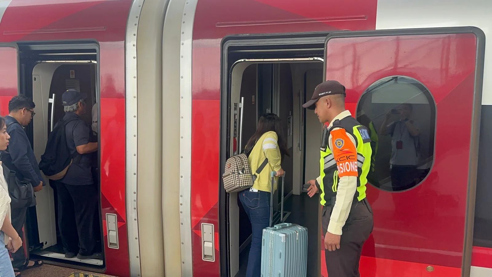 Pihak KCIC melakukan penjagaan ketat pasca-seorang wanita menahan pintu kereta cepat Whoosh yang hendak berangkat di Stasiun Padalarang pada Selasa, 7 April 2026.