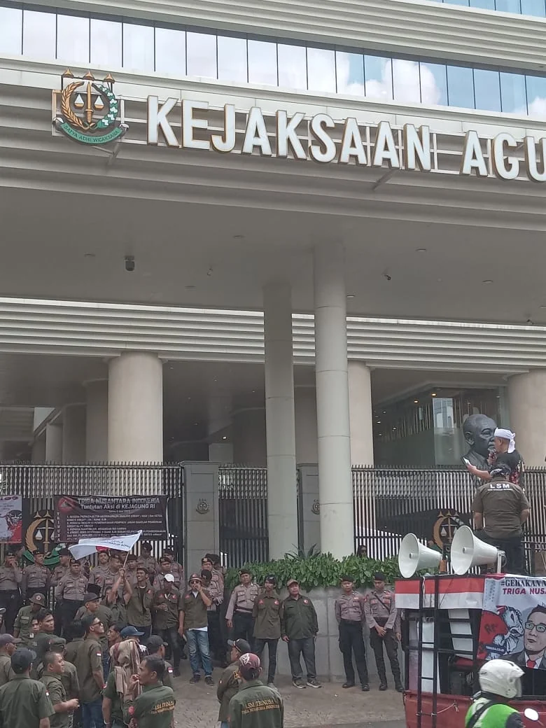 LSM Trinusa Unras di Gedung Kejagung RI