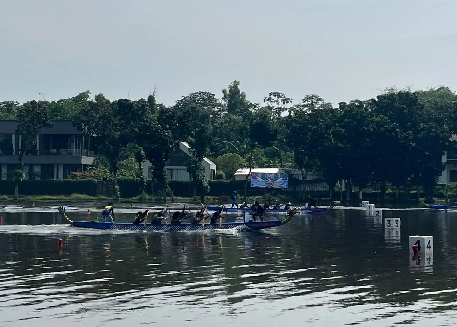 Festival Perahu Naga 2025 di Situ Sawangan, Kecamatan Sawangan, Sabtu (13/12/25). (Foto: JD 05/Diskominfo Depok).