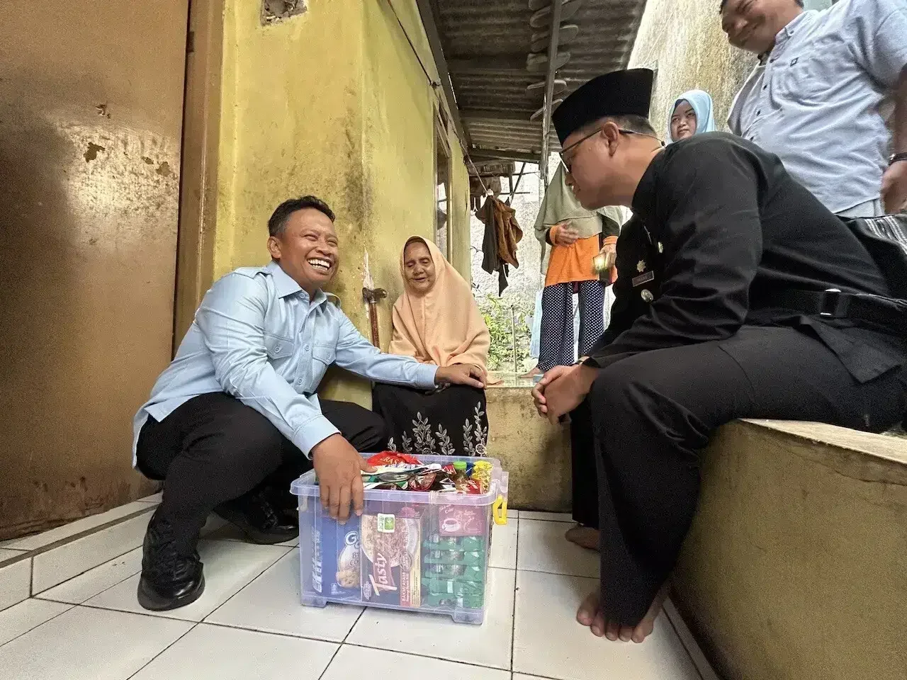 Wali Kota Depok, Supian Suri bersama Camat Cimanggis, Rahmat Maulana mengunjungi rumah milik nenek Mardiyah.Dok-Diskominfo Depok