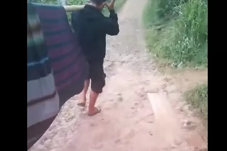 Akibat Jalan Rusak, Warga Sakit Digotong Pakai Sarung di Bandung Barat