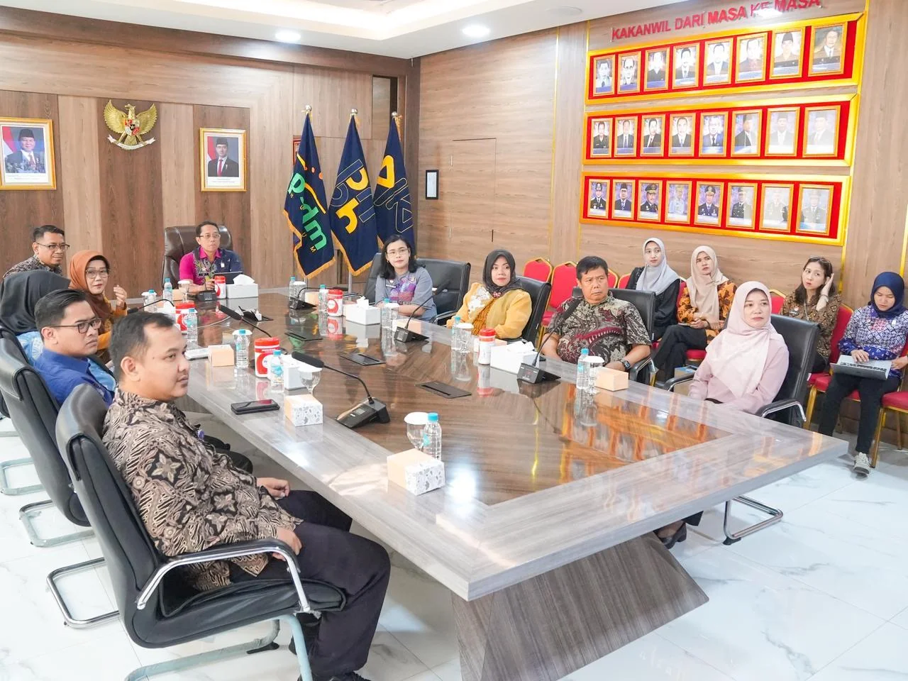 Kepala Kantor Wilayah Kemenkum Jabar, Asep Sutandar, mengikuti kegiatan Pembekalan Purnabakti Tahun 2026 secara virtual dari Ruang Rapat Sahardjo.Dok-Humas Kemenkum Jabar