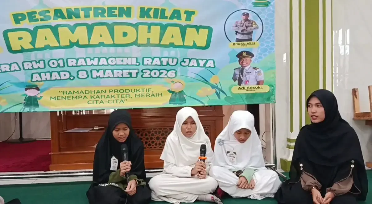 Para juara tahfiz memimpin Muhrojah Juz 30 Surah Annaba saat Pesantren Kilat yang diadakan RW 01 Kampung Rawageni, Kelurahan Ratujaya, Kecamatan Cipayung, Minggu (08/03/26). (Foto:Narasumber)