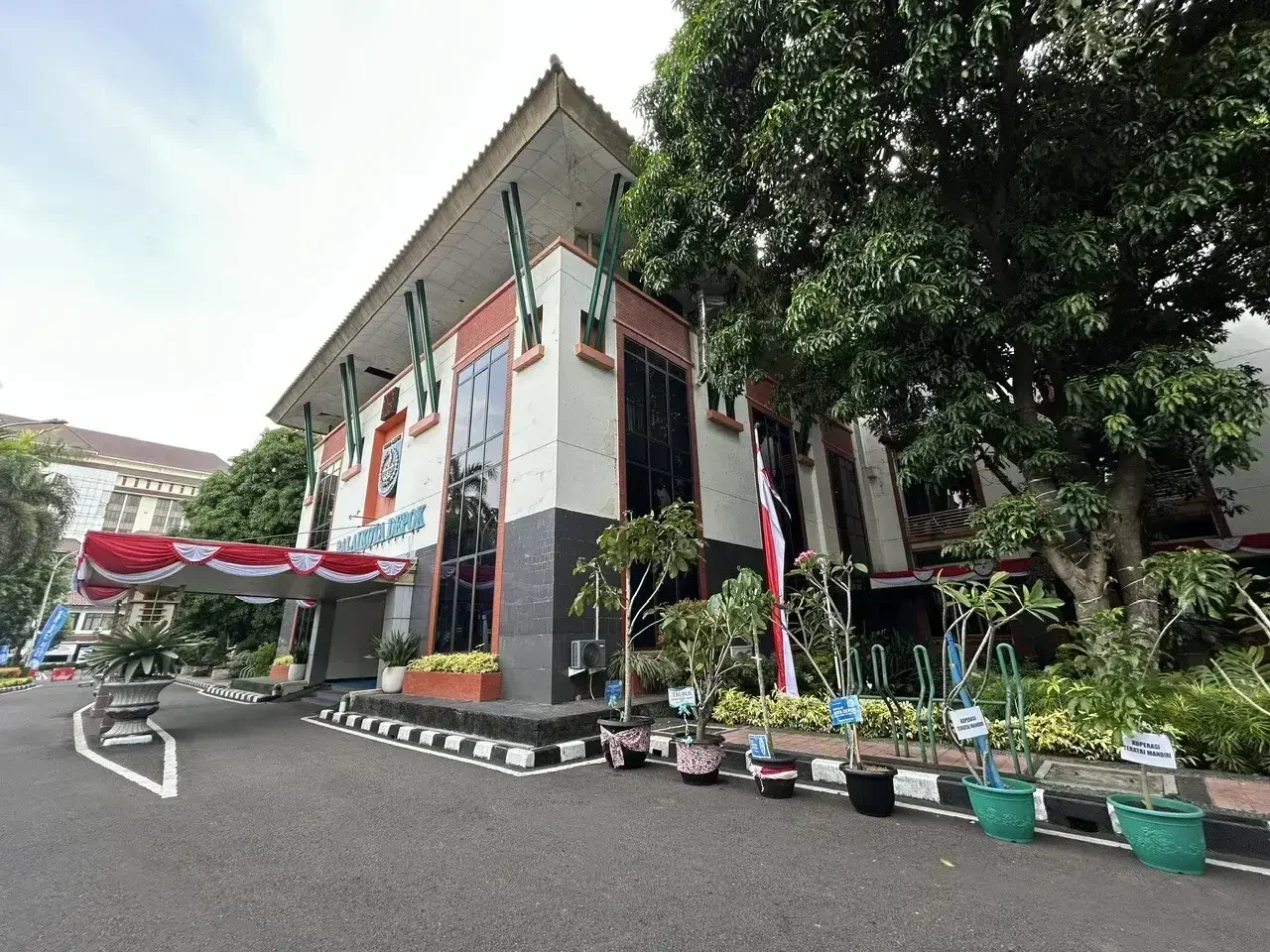 Balai Kota Depok mulai dihiasi berbagai jenis bibit pohon berisi kartu ucapan, seperti yang terlihat.Dok-Diskominfo Depok