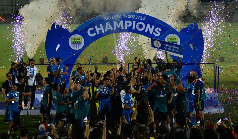 Juara Liga 1 2024/25: Persib Bandung Ukir Sejarah Lagi, Bobotoh Tumpah ke Jalan