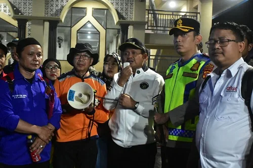Bupati Sumedang Dony Ahmad Munir beserta Kapolres Sumedang AKBP Sandityo Mahardika  di Halaman Masjid Al Furqon Kahatex.Dok-Diskominfosanditik Sumedang