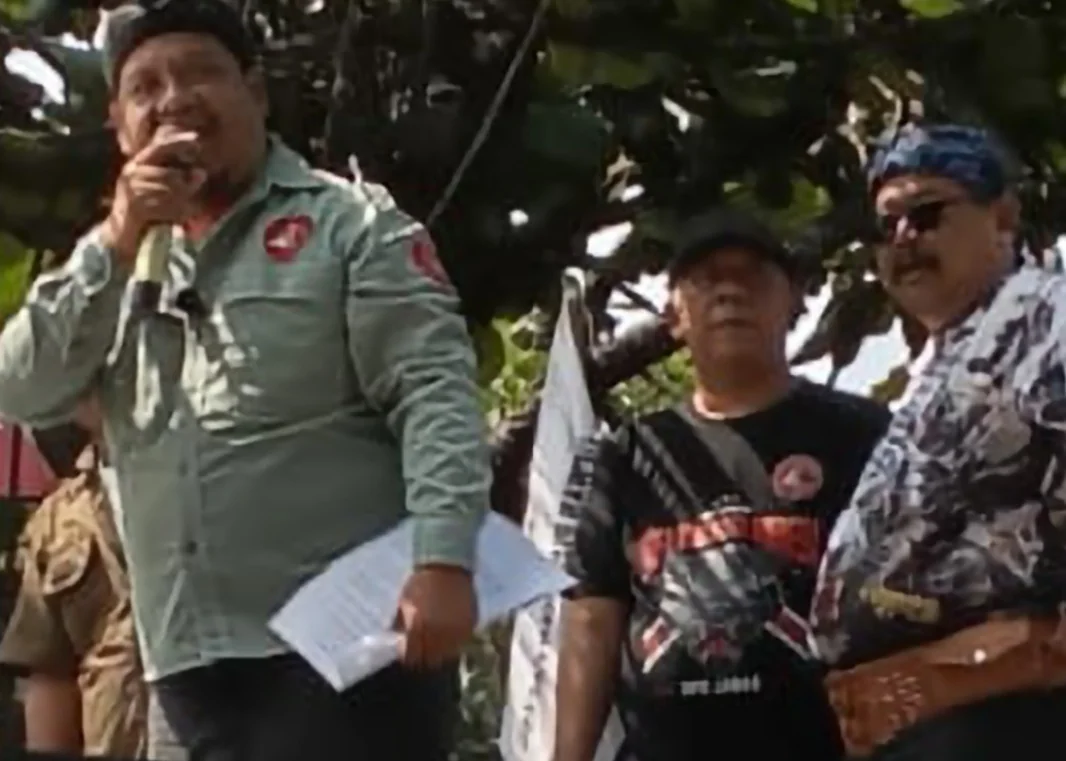 Aliansi Masyarakat Bandung Kecewa (AMBEK) melakukan aksi unjuk rasa di Kantor Dinas Koperasi dan Usaha Kecil (Diskuk) Provinsi Jawa Barat Jl.Soekarno Hatta Bandung.Dok-Narsum