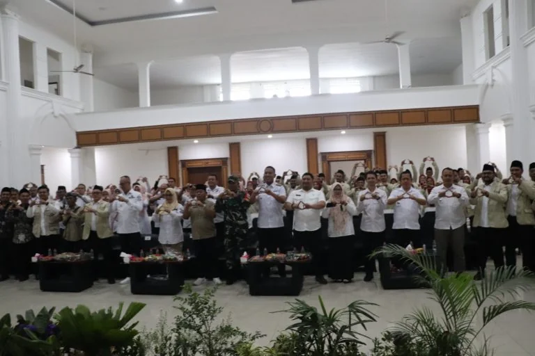 Jajaran pengurus Ikatan Pekerja Sosial Masyarakat (IPSM) periode 2025 – 2030, resmi dikukuhkan oleh Wali Kota Sukabumi Ayep Zaki dalam acara pengukuhan yang digelar di Gedung Juang pada 3 Desember 2025.Ist