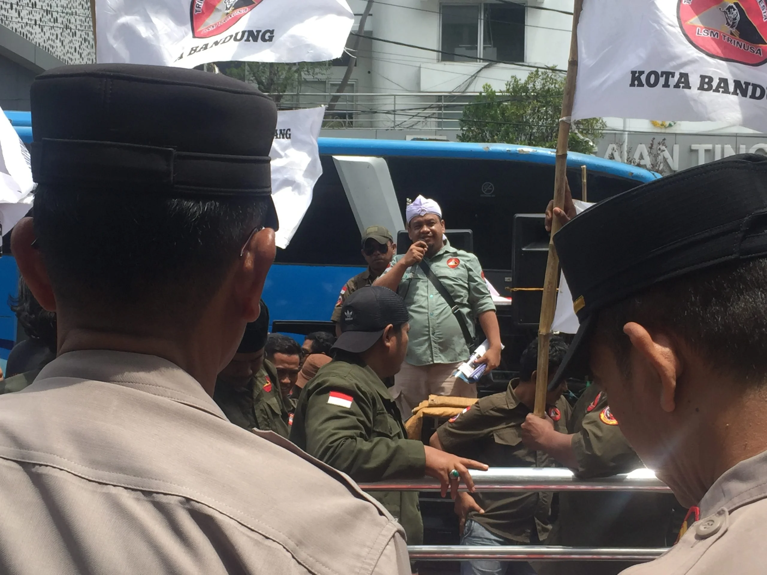 Ketua DPD LSM Trinusa Jabar, Ait M Sumarna, saat orasi dalam aksi demo di kantor Bjb, Jalan Naripan, Kota Bandung, Kamis, 6 Februari 2025.