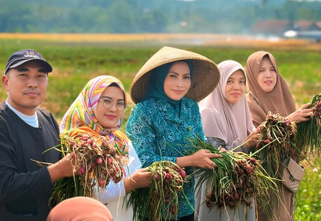 Ketua Tim Penggerak PKK Kabupaten Kuningan, Hj. Ela Helayati yang dikenal Bunda El datang bukan sekadar menjalankan agenda kunjungan kerja, melainkan membawa pesan penting tentang masa depan pertanian dan peran generasi muda di dalamnya.Dok-Diskominfo Kun