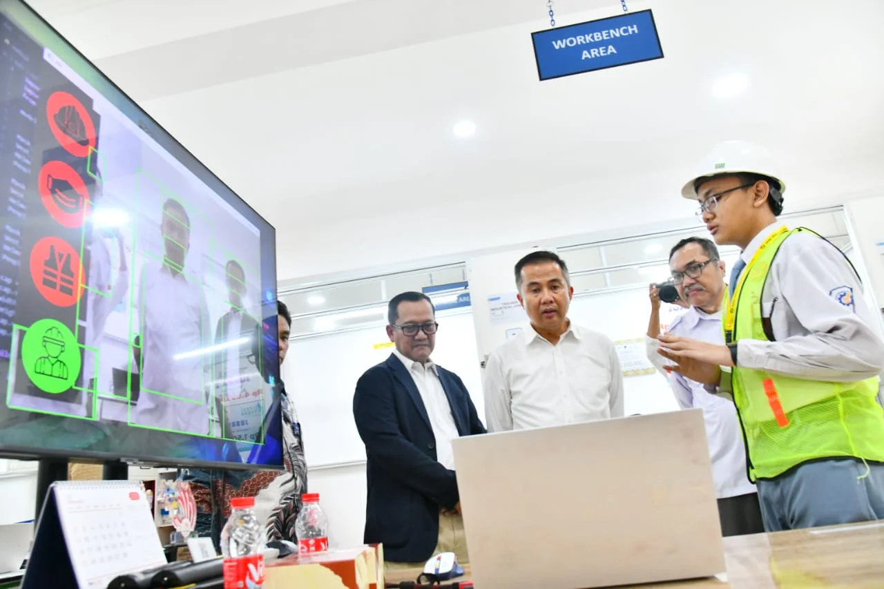 Penjabat Gubernur Jawa Barat Bey Machmudin mengikuti forum diskusi pengelola kawasan industri dan pelaku usaha di aula SMK Mitra Industri MM 2100 Kabupaten Bekasi, Senin, 10 Februari 2025.