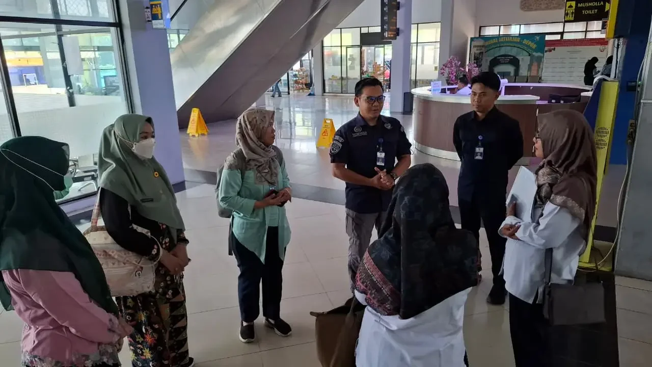 Dinkes Kota Depok saat melakukan pemantauan kesiapsiagaan arus mudik lebaran di Terminal Jatijajar, beberapa waktu lalu. (Foto: Dokumentasi Dinkes Depok).