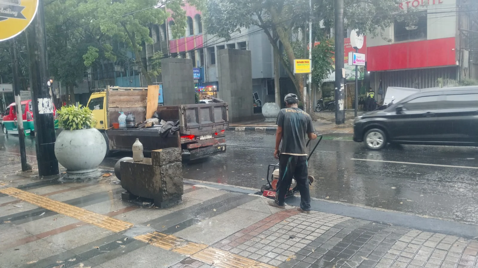 Cuaca hujan tidak menghalangi percepatan perapian bekas galian Infrastruktur Pasif Terpadu (IPT) di Kota Bandung.Dok-Diskominfo Kota Bandung