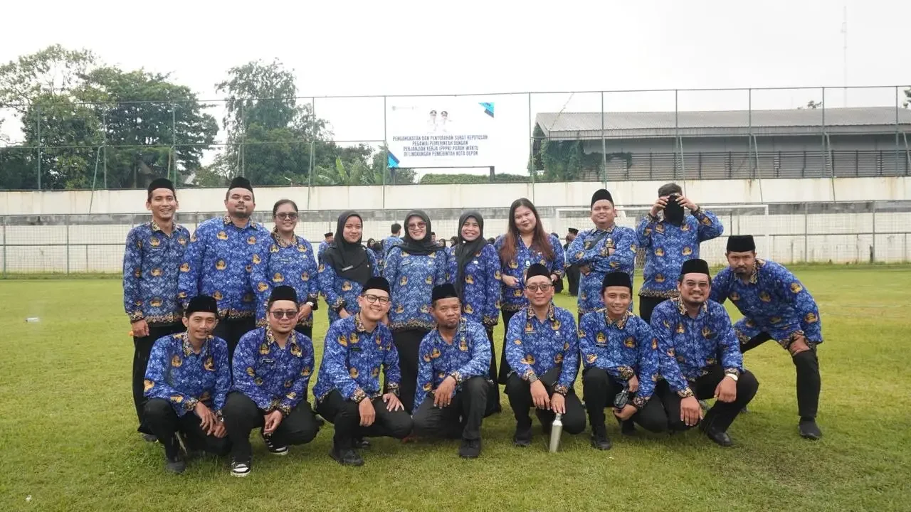 Pemberian SK PPPK Paruh Waktu bagi pegawai Diskominfo Kota Depok belum lama ini, (Foto: Diskominfo Depok).