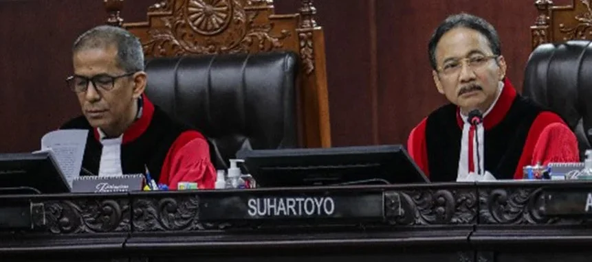 Ketua Mahkamah Konstitusi (MK) Suhartoyo (kanan) didampingi Hakim Konstitusi Saldi Isra memimpin jalannya sidang putusan sengketa Pilkada.