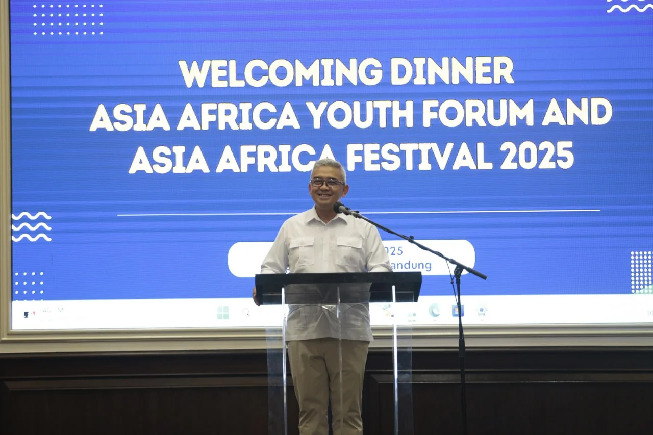 Wali Kota Bandung, Muhammad Farhan, menyambut para delegasi dari berbagai negara dalam acara Gala Dinner Asia Africa Youth Forum.Ist