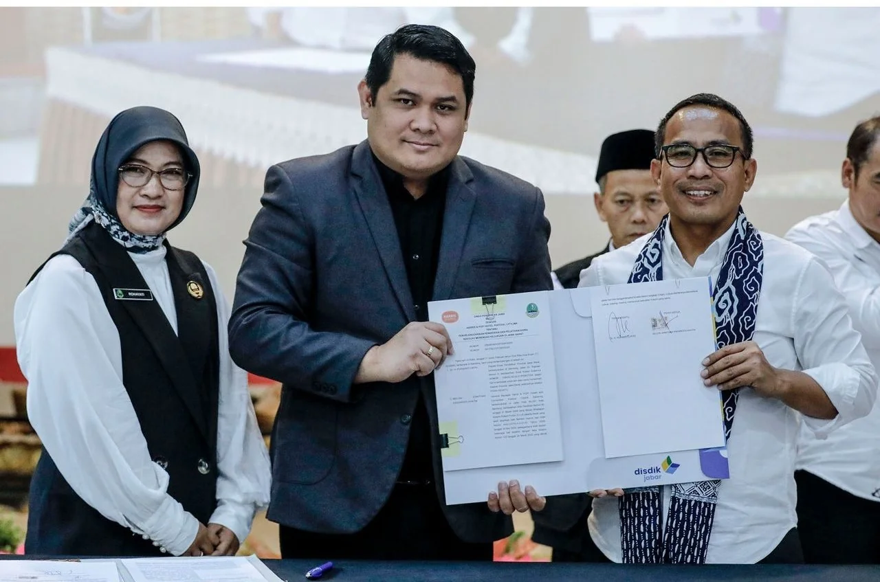 Kadisdik Jabar, Purwanto  Dinas Pendidikan Jabar meneken perjanjian kerja sama dengan sembilan industri.Dok-Nizar Humas Disdik Jabar