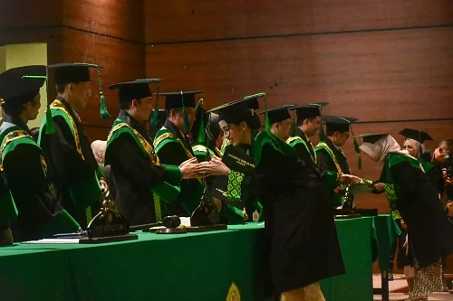 Bupati Sumedang Dony Ahmad Munir menyampaikan pesan inspiratif kepada para wisudawan.Ist