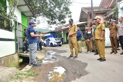 Bupati Sumedang H. Dony Ahmad Munir meninjau kondisi ruas jalan Parakan Muncang-Sindulang di Kecamatan Cimanggung.Dok-Diskominfosanditik Sumedang