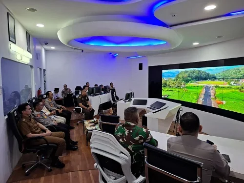 Bupati Sumedang Dony Ahmad Munir menerima kunjungan Asisten Utama Polri Bidang Operasi Komjen (Pol) Mohammad Fadil Imran di Command Center Sumedang.Dok-Diskominfosanditik Sumedang