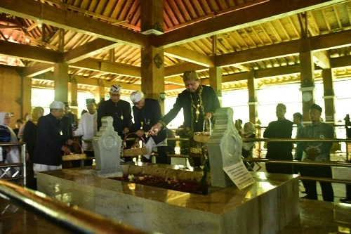 Bupati Dony Ziarah Ke Makam Raja Sumedanglarang.Dok-Diskominfosanditik Sumedang