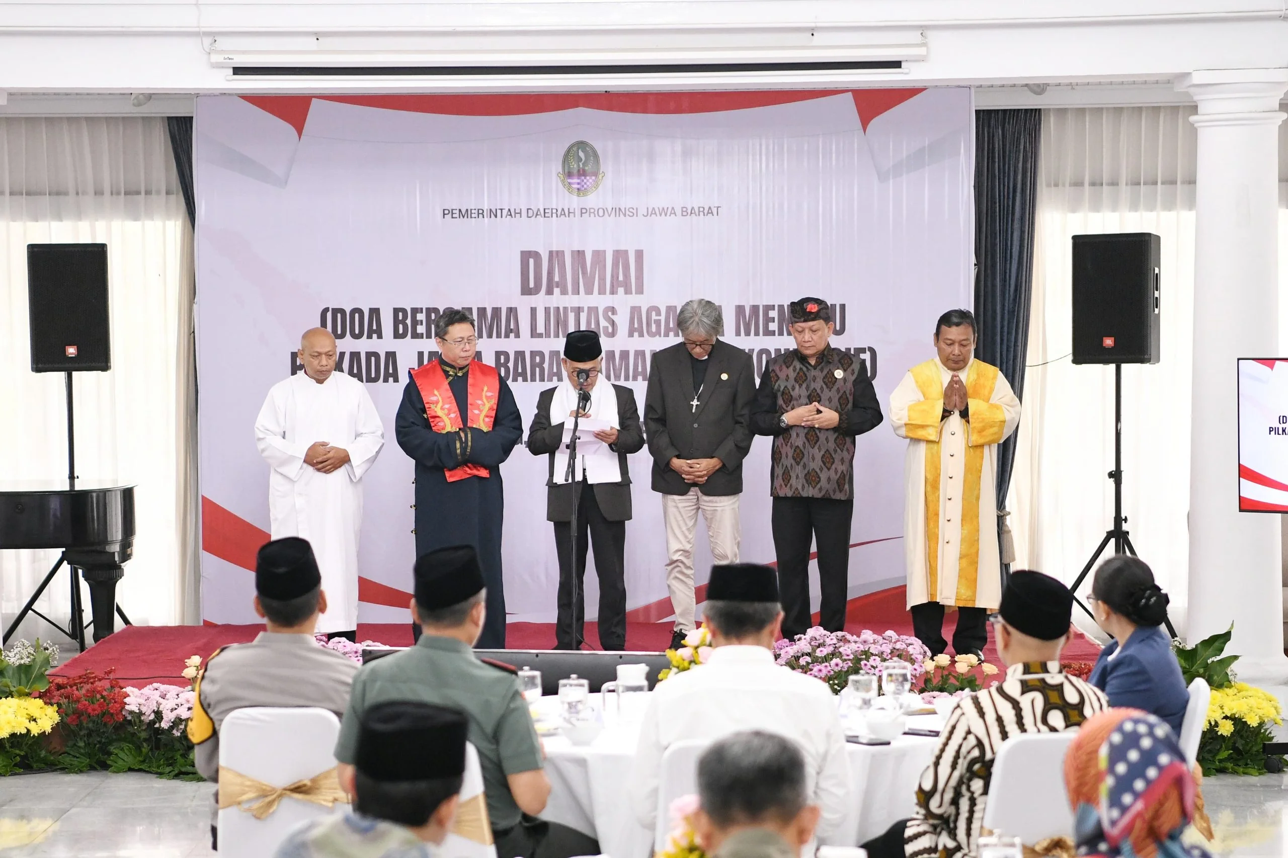 Penjabat Gubernur Jabar Bey Machmudin, Kebersamaan Antar Umat Beragama Dalam Doa Bersama (Dok-Humas Jabar)
