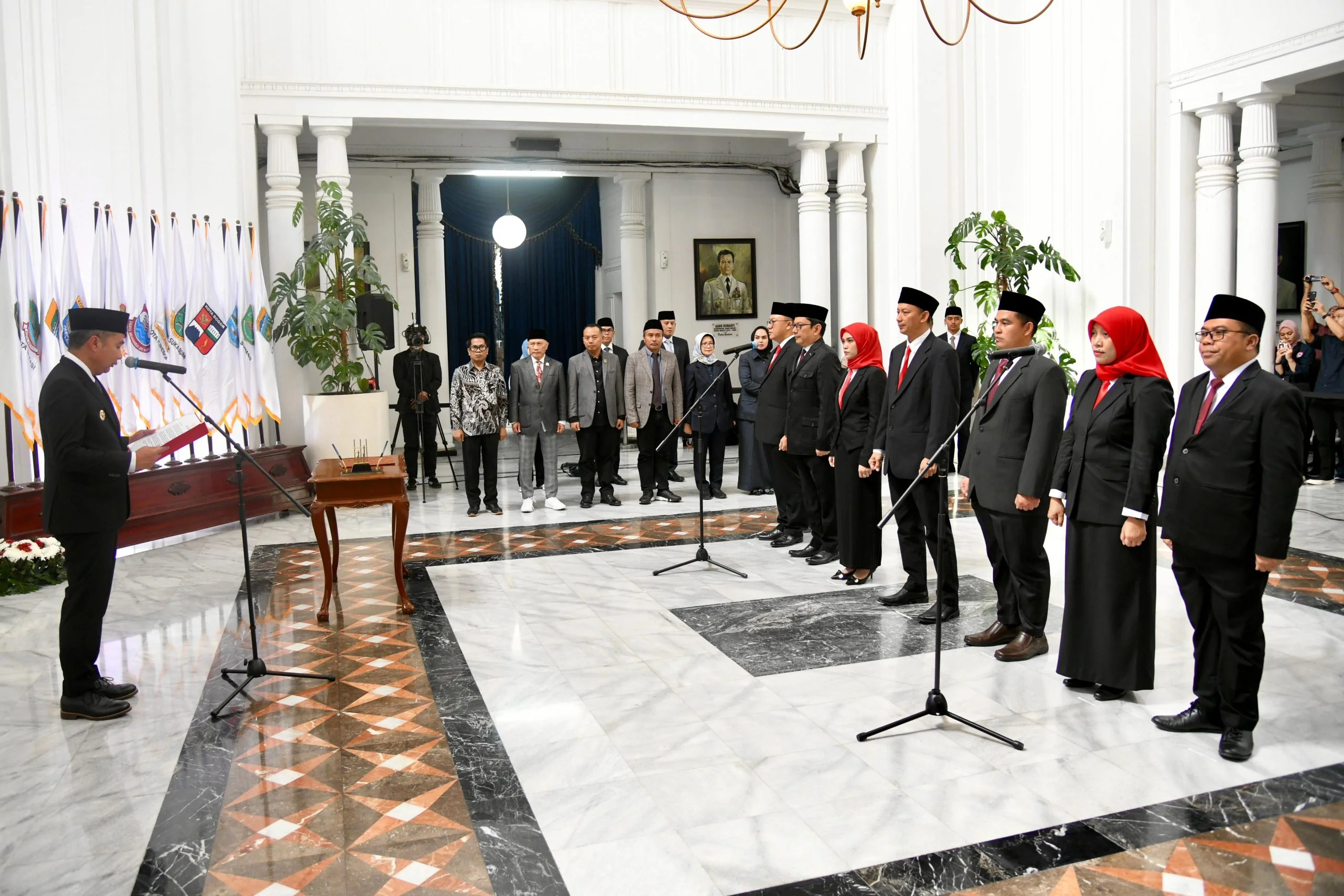 Penjabat Gubernur Jawa Barat Bey Machmudin melantik anggota Komisi Penyiaran Indonesia Daerah Provinsi Jawa Barat periode 2024-2028 di Gedung Sate, Kota Bandung, Selasa (31/12/2024).