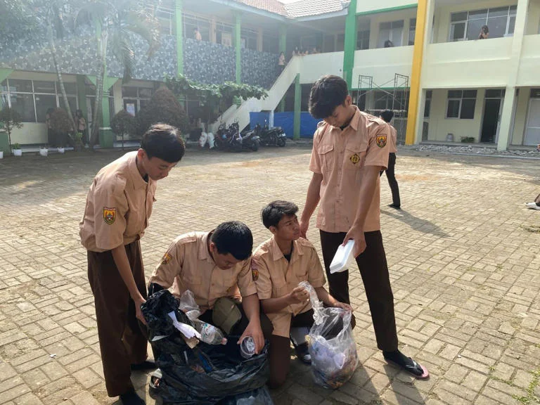 Siswa MAN Kota Cimahi Antusias Pilah Sampah untuk Bumi yang Lebih Hijau