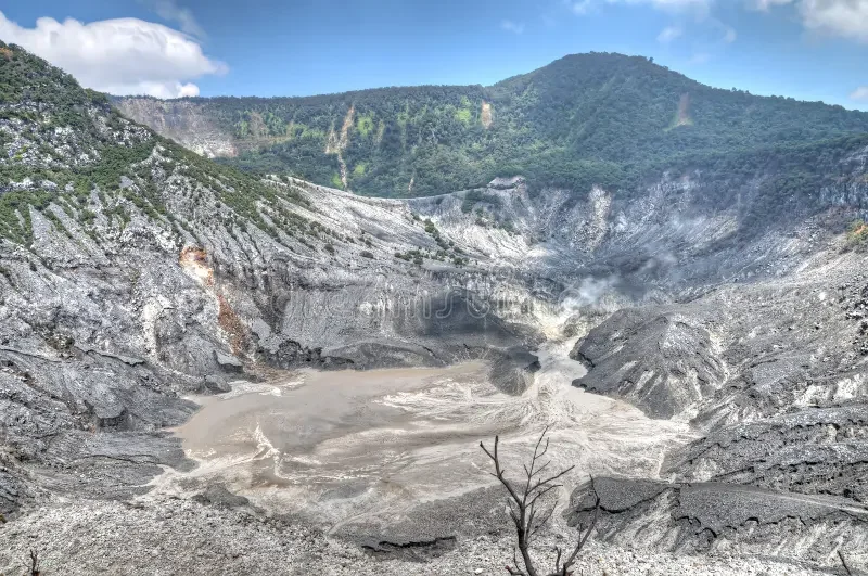 Gunung Tangkuban Perahu, ikon alam yang juga lekat dengan kisah rakyat Sunda