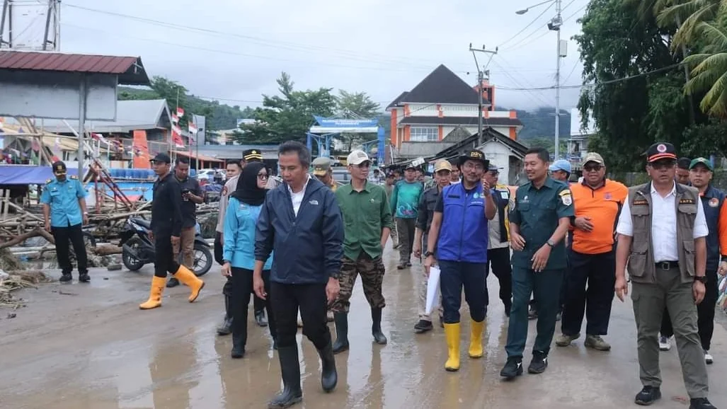 Pj Gubernur saat meninjau lokasi yang terdampak banjir di Sukabumi.