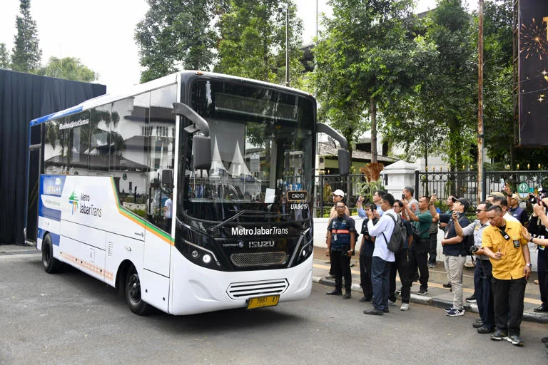 Pemprov Jabar menginvestasikan anggaran yang besar untuk operasional Bus Rapid Transit (BRT) yang re-branding menjadi Metro Jabar Trans (MJT).