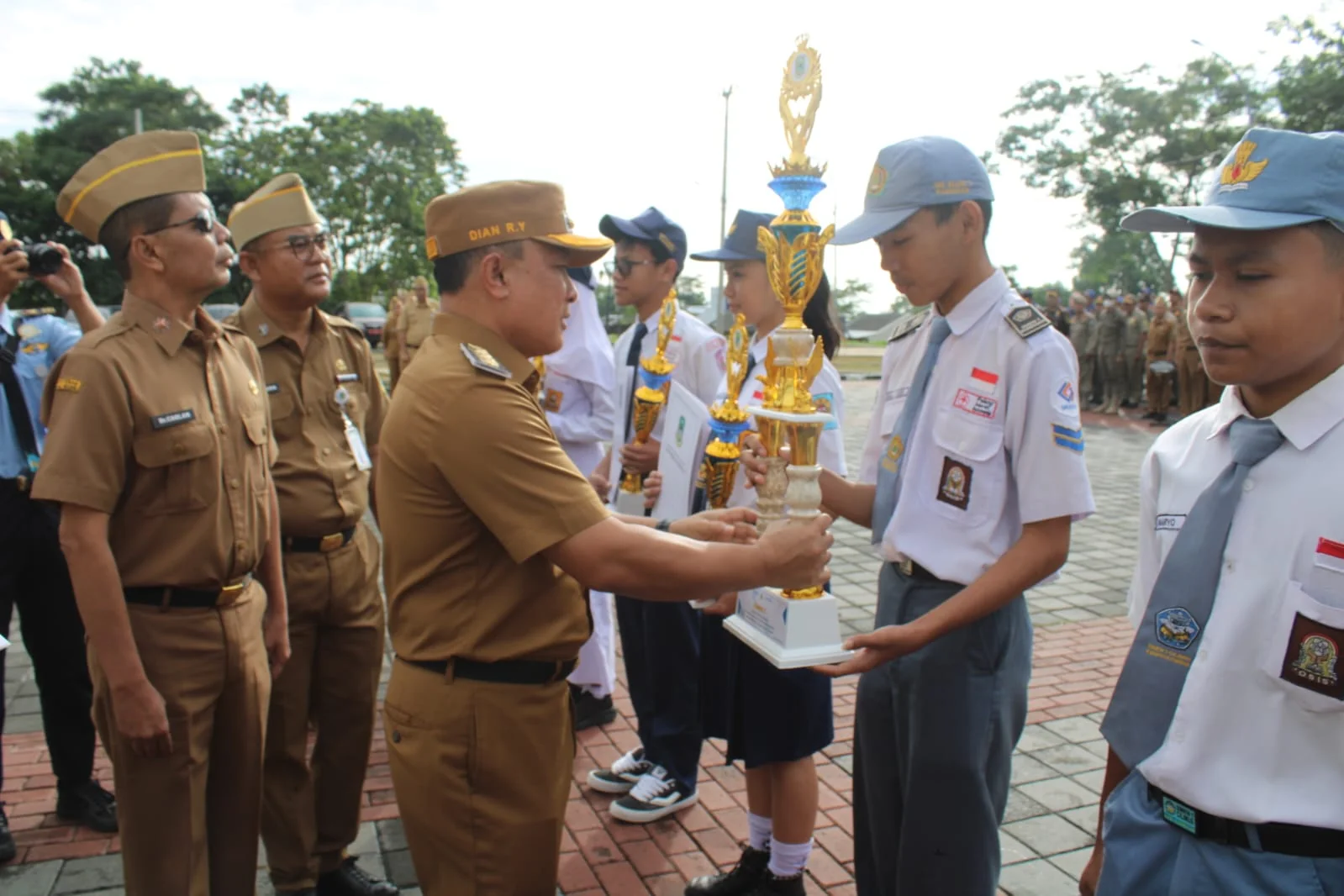 Bupati Kuningan, Dr. H. H. Dian Rachmat Yanuar, M.Si., memberikan apresiasi kepada para pelajar berprestasi dalam ajang Lomba Senam Kreasi “Kuningan Melesat”.Diskominfo Kuningan