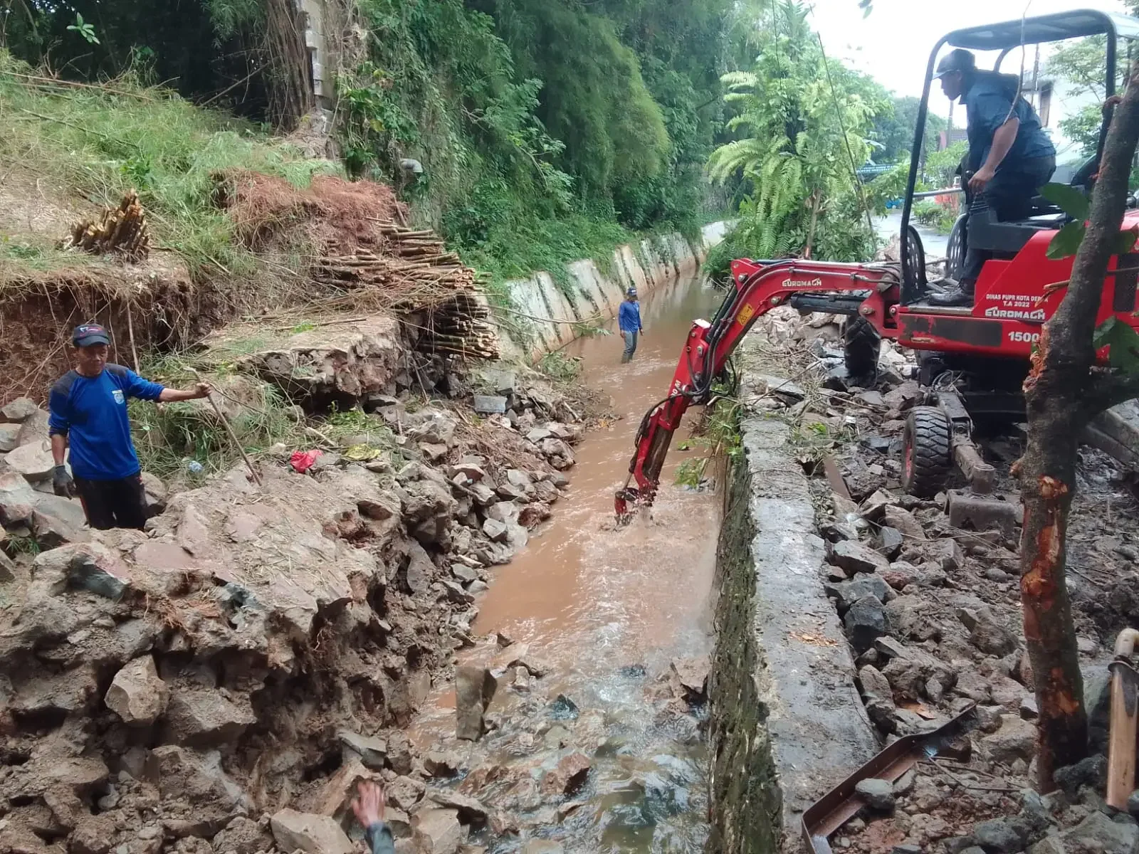 Dinas Pekerjaan Umum dan Penataan Ruang (DPUPR) Kota Depok menangani turap longsor di inlet Setu Tipar, RT 07 RW 16, Kelurahan Mekarsari, Kecamatan Cimanggis. (Foto:DPUPR)