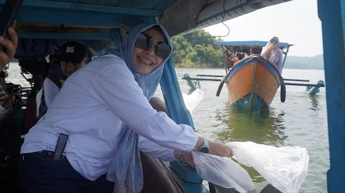Sekretaris Daerah (Sekda) Tuti Ruswati melakukan penanaman bibit pohon dan penebaran benih ikan di kawasan Bendungan Jatigede.Dok-Diskominfosanditik Sumedang