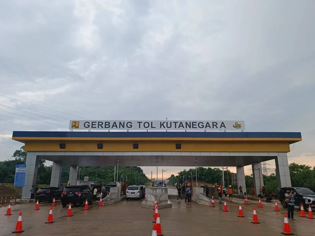 Salah satu ruas tol yang bebas tarif adalah Tol Jakarta-Cikampek (Japek) II Selatan ruas Kutanegara-Sadang sepanjang 8,5 km.