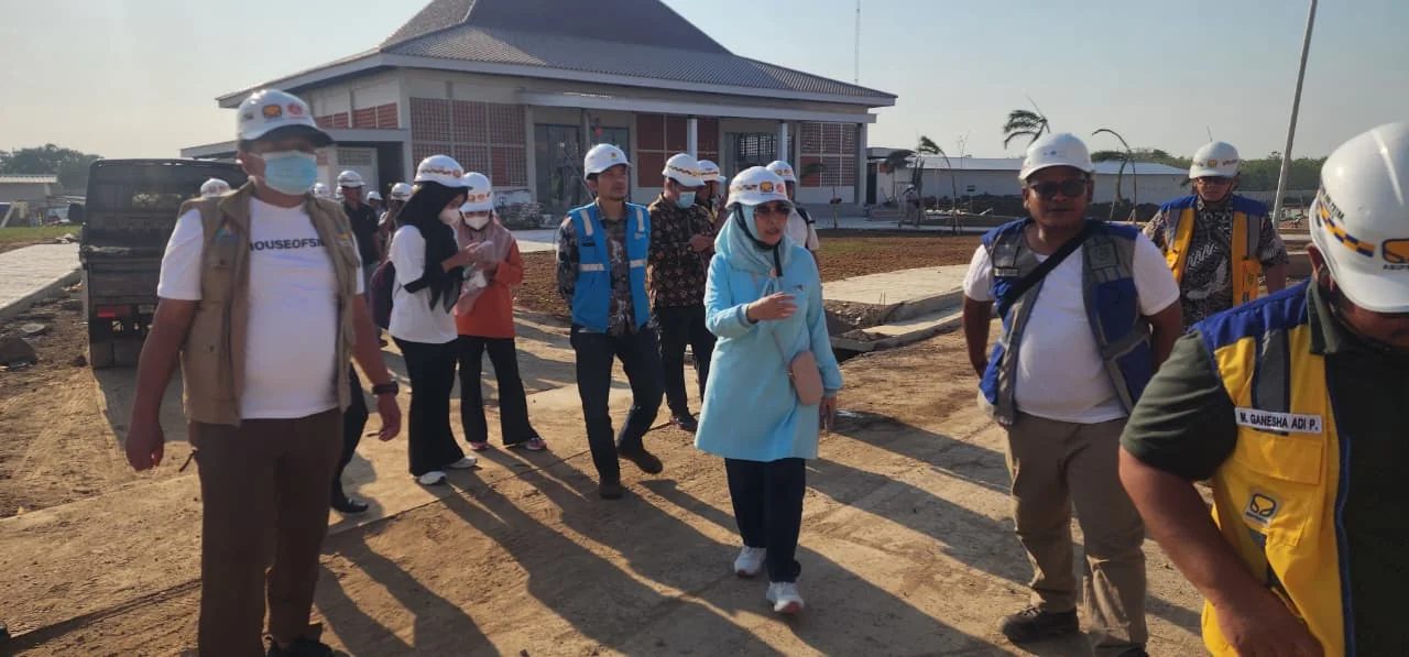 PLN Sumedang mengamankan pasokan listrik Sekolah Rakyat Ujungjaya menjelang MPLS. (foto inisumedang.com)