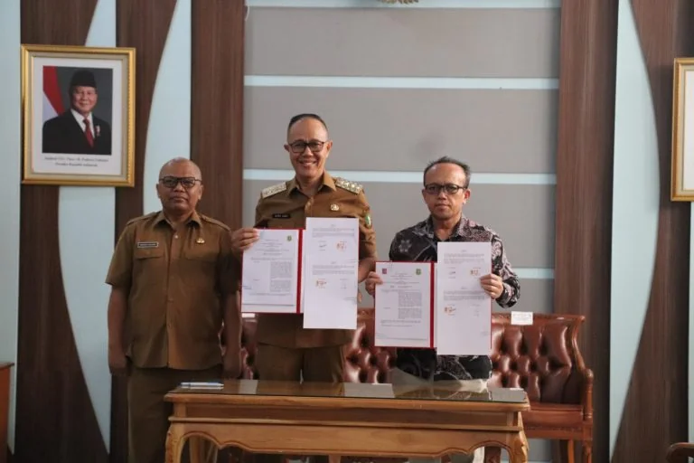 Wali Kota Sukabumi Ayep Zaki dan Rektor Universitas Nusa Putra Kurniawan.Dok-Diskominfo Kota Sukabumi