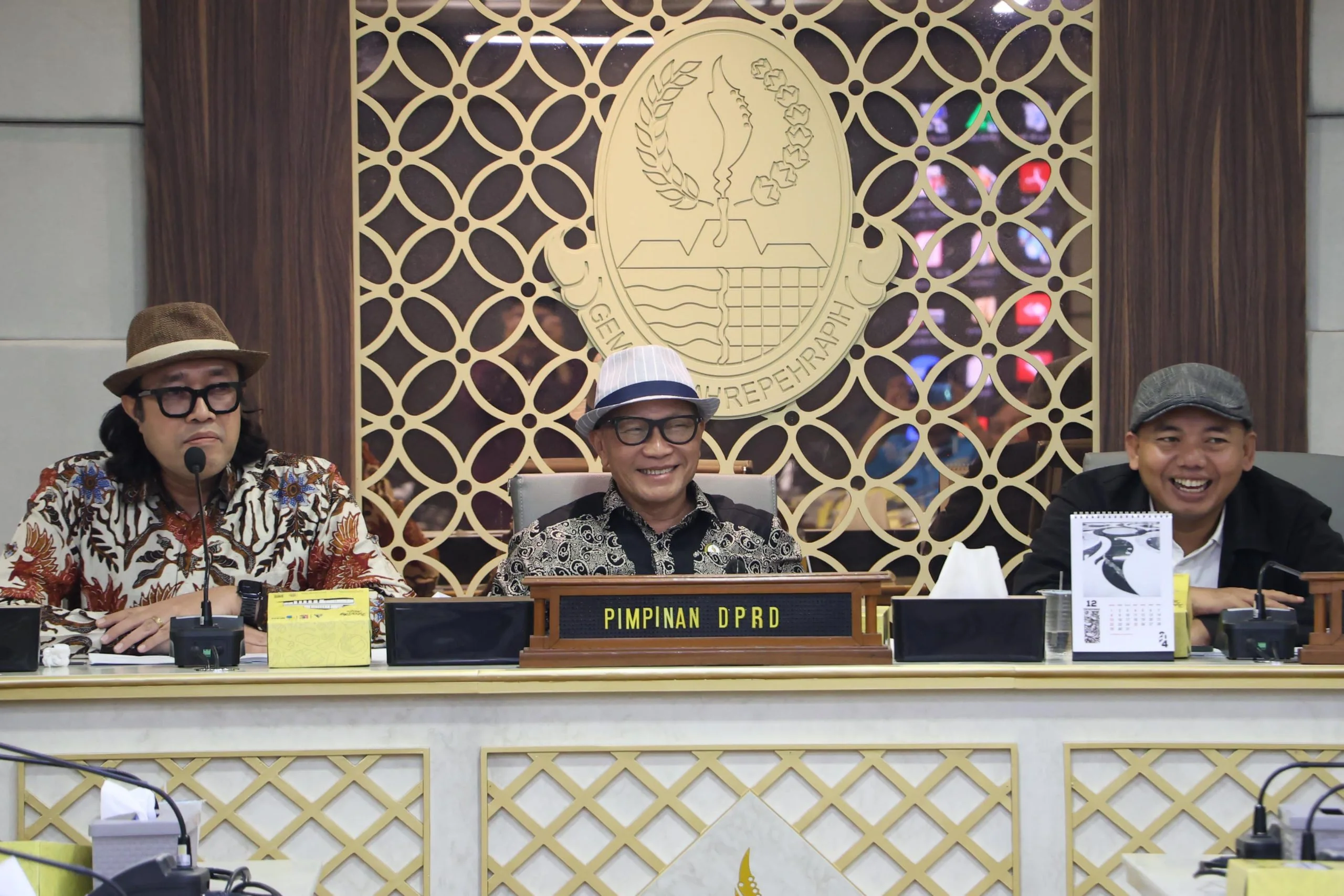 Ketua DPRD Provinsi Jawa Barat, Dr.Buky Wibawa, M. Si saat menerima Forkodetada (Forum Komunikasi Desain Penataan Daerah) Jawa Barat di Gedung DPRD Provinsi Jawa Barat, Jalan Diponegoro no. 27, Kota Bandung, Selasa (26/11/2024).(Dok-Humas DPRD Jabar)