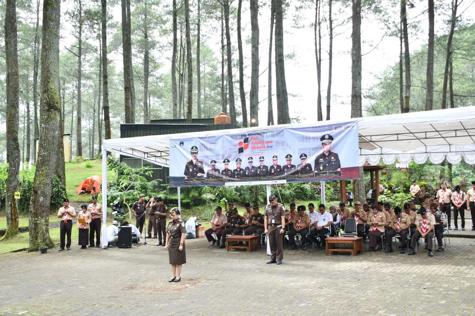 Kajati Jabar Katarina Endang Sarwestri, S.H.,M.H., sebagai penerima Apel, Asisten Tindak Pidana Khusus Dr. Dwi Agus Afrianto, S.H., M.H. Asisten Intelijen Eko Adhyaksono, S.H., M.H., para Kasi dan Jajaran Kejati Jabar.(Dok-Kasipenkum)
