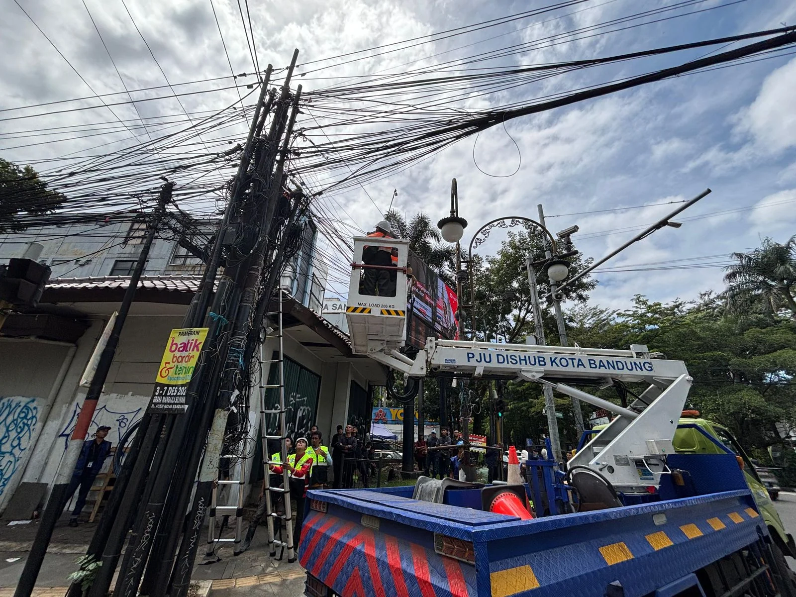 Sekretaris Dinas Komunikasi dan Informatika Kota Bandung, Mahyudin menyatakan, proses pemotongan kabel dilakukan sesuai dengan mekanisme dan peraturan yang berlaku, serta bukan tindakan sepihak.Dok-Diskomimfo Kota Bandung