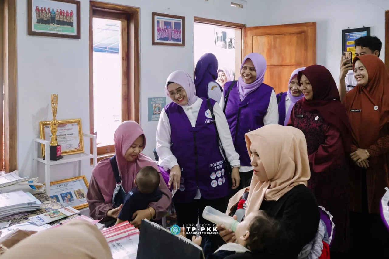 Ketua Tim Pembina Posyandu Kabupaten Ciamis, Hj. Kania Ernawati Herdiat bersama tim, menjadi simbol kuat bahwa negara hadir hingga ke lini terbawah.Dok-Diskominfo Ciamis