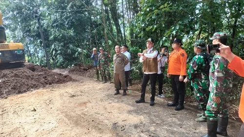 Wakil Bupati Sumedang M Fajar Aldila  didampingi Kepala Pelaksana BPBD Bambang Rianto memimpin pembersihan material longsor.Ist