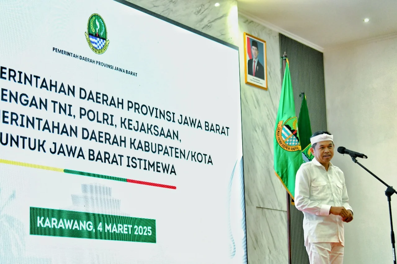 Gubernur Jawa Barat, Dedi Mulyadi menghadiri Kegiatan Sinergi Pemerintah Daerah Provinsi Jawa Barat dengan TNI, Polri, Kejaksaan dan Pemerintah Daerah Kabupaten/Kota untuk Jawa Barat Istimewa, di  Aula Husni Hamid, Komplek Perkantoran Pemda Kabupaten Kara