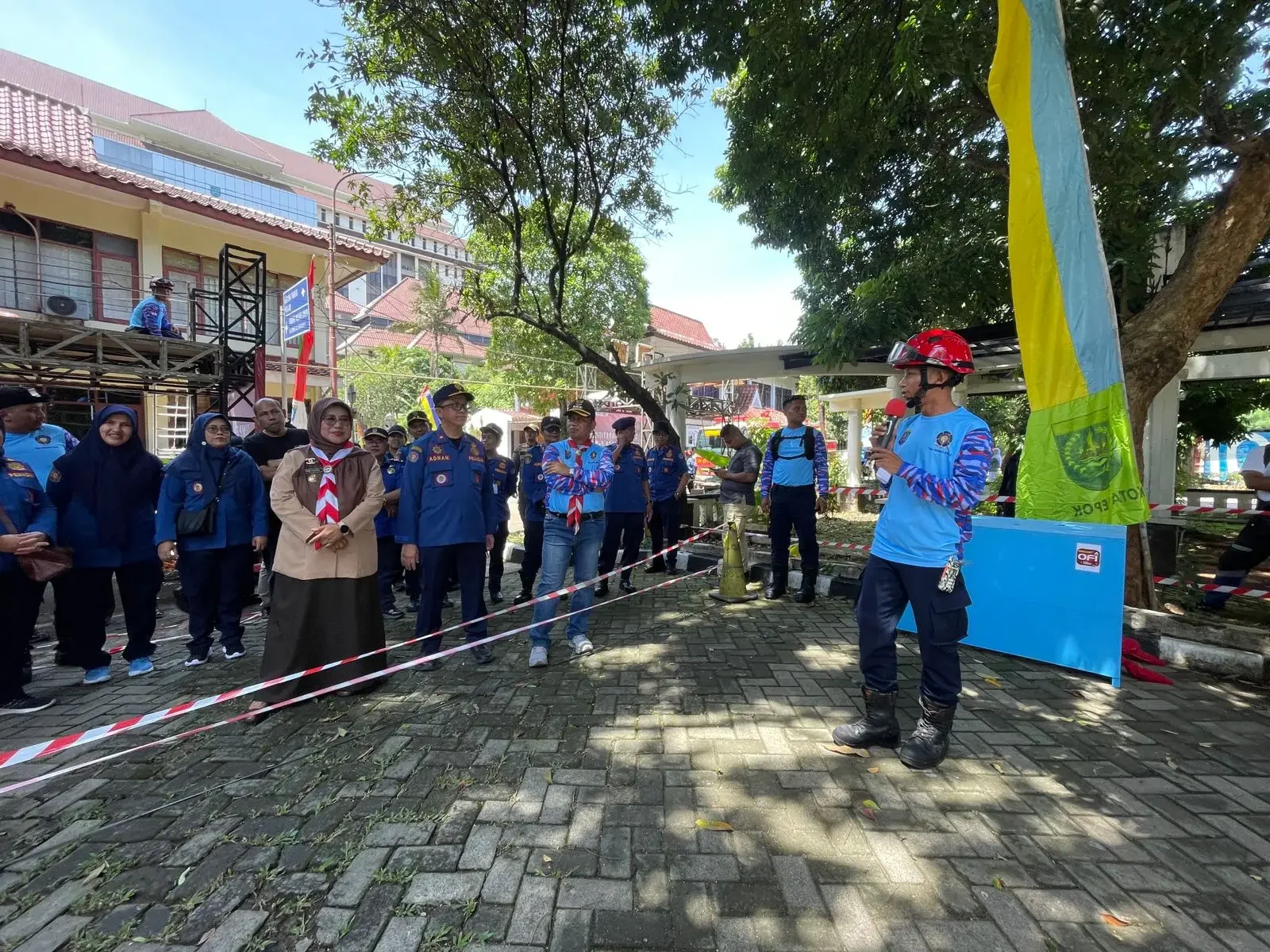 Wali Kota Depok, Supian Suri bersama Ka Kwarcab Depok, Nina Suzana menyaksikan Depok Firefighter Skill Competition 2025 di kawasan Balai Kota Depok, Minggu (09/11/25). (Foto : JD01/Diskominfo Depok).