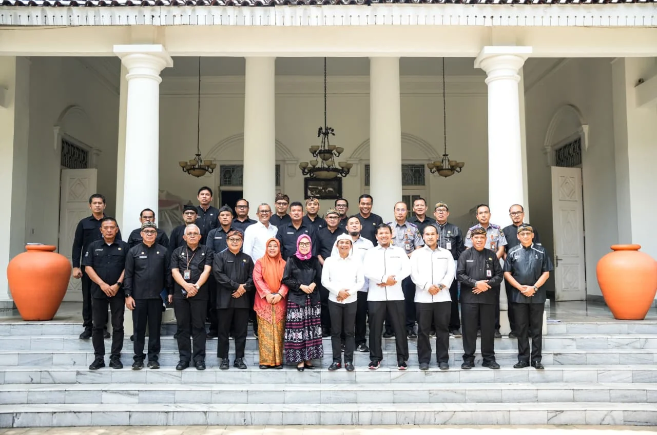 Bupati Purwakarta, Saepul Bahri Binzein bersama jajaran perangkat daerah dengan hangat menyambut kunjungan dari Komisi Pemberantasan Korupsi (KPK) Republik Indonesia, di Bale Nagri.Ist